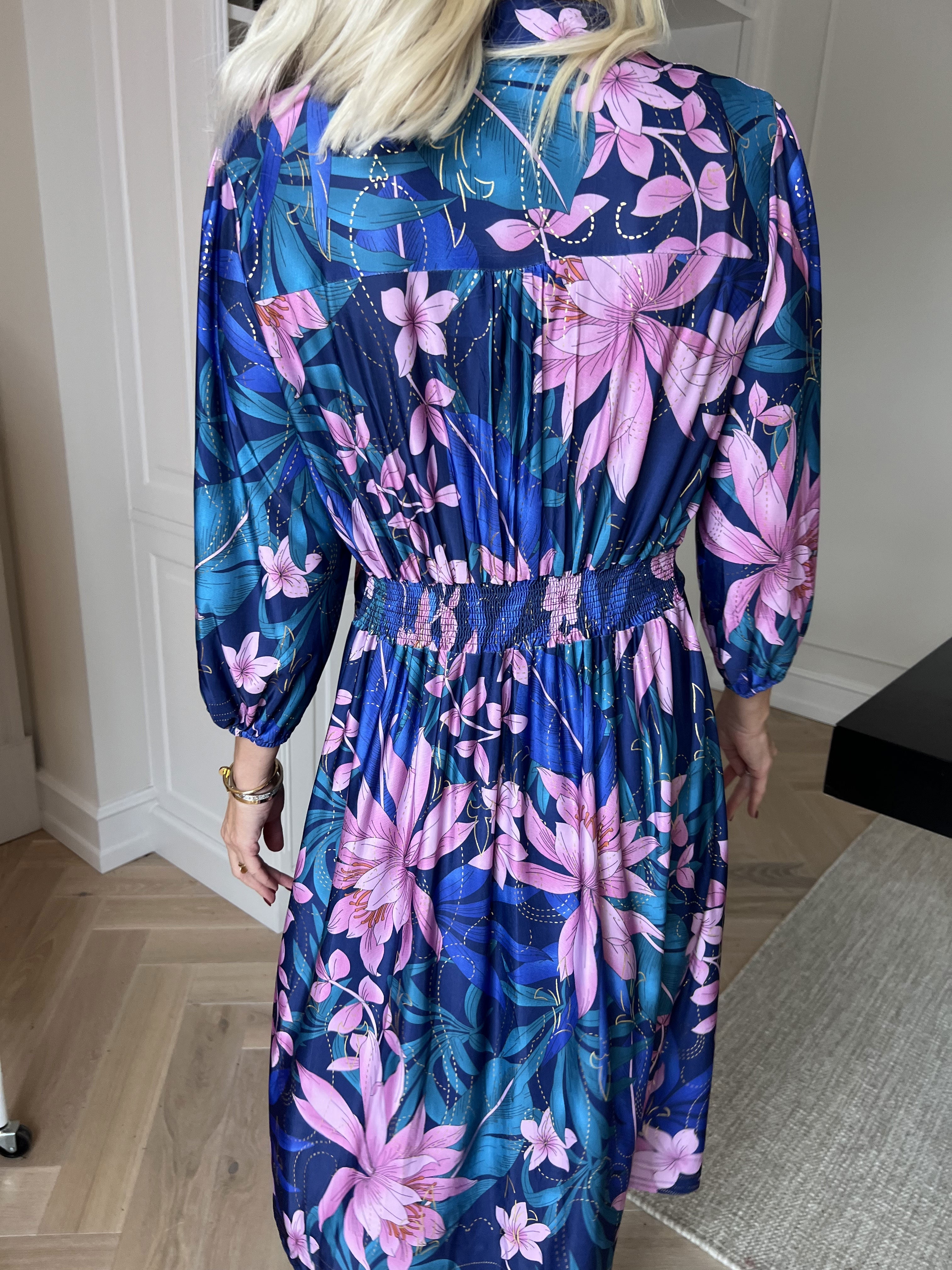 Vivien New Leaf - 3/4 ærmet kjole med mønster og slåede knapper